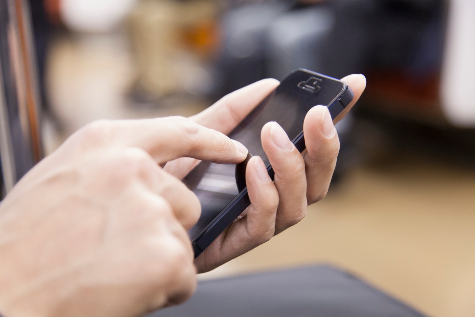 スマートフォンで検索する様子（差し替え用画像）